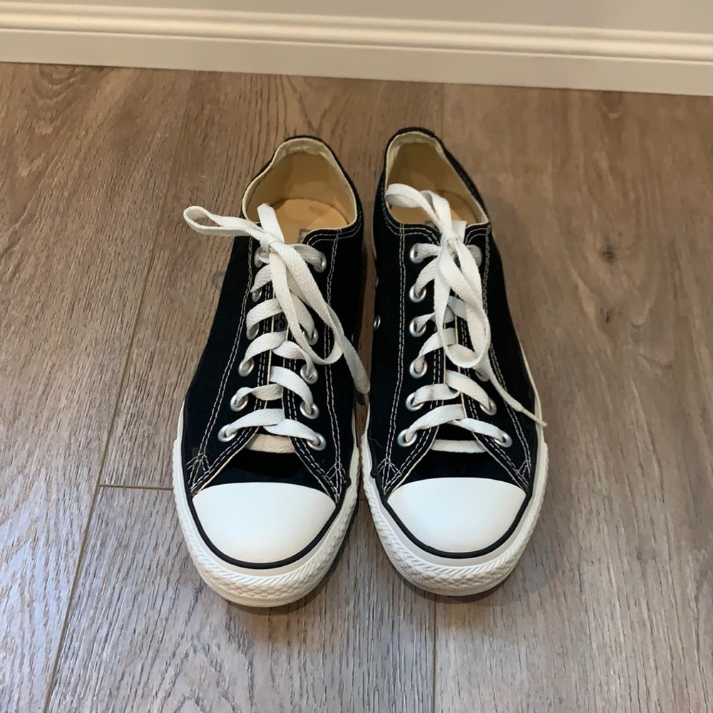 Converse all star Chuck Taylors men’s 6.5 woman’s 8.5 sneaker shoes